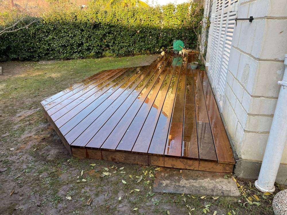 Petite terrasse en bois exotique