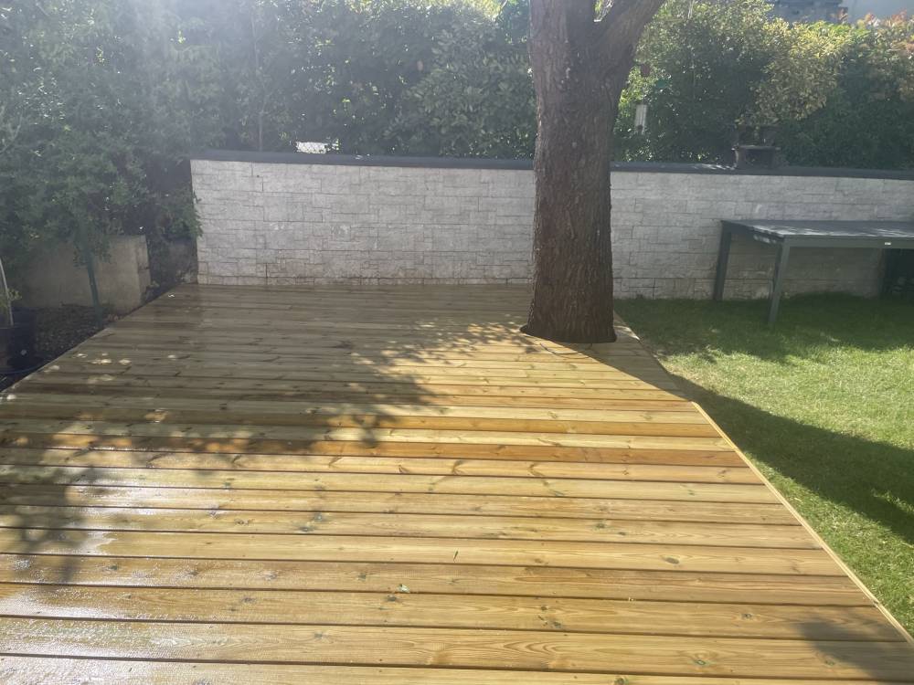 Terrasse autour d'un arbre