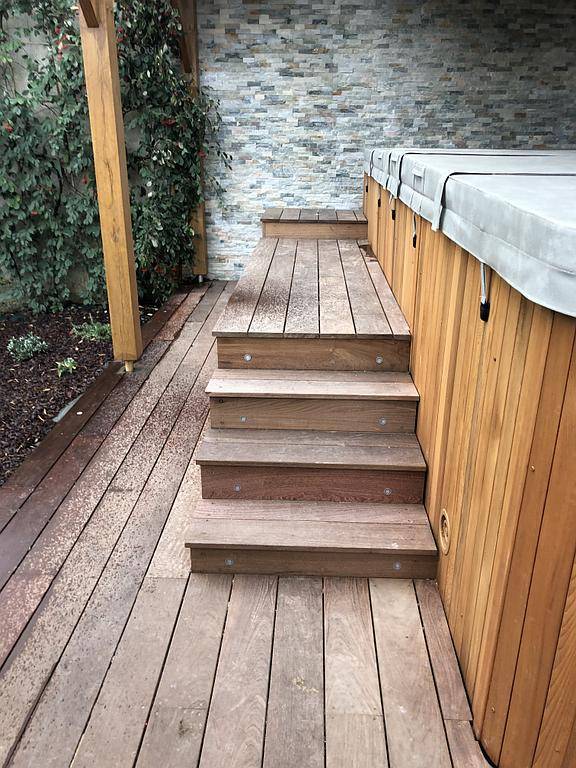 Terrasse à côté d'un spa