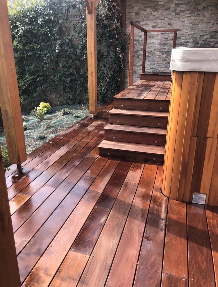 Terrasse en bois près d'un spa
